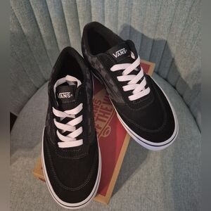 Vans Classic Black and Grey Kids Low-Tops Size 4 Nwt